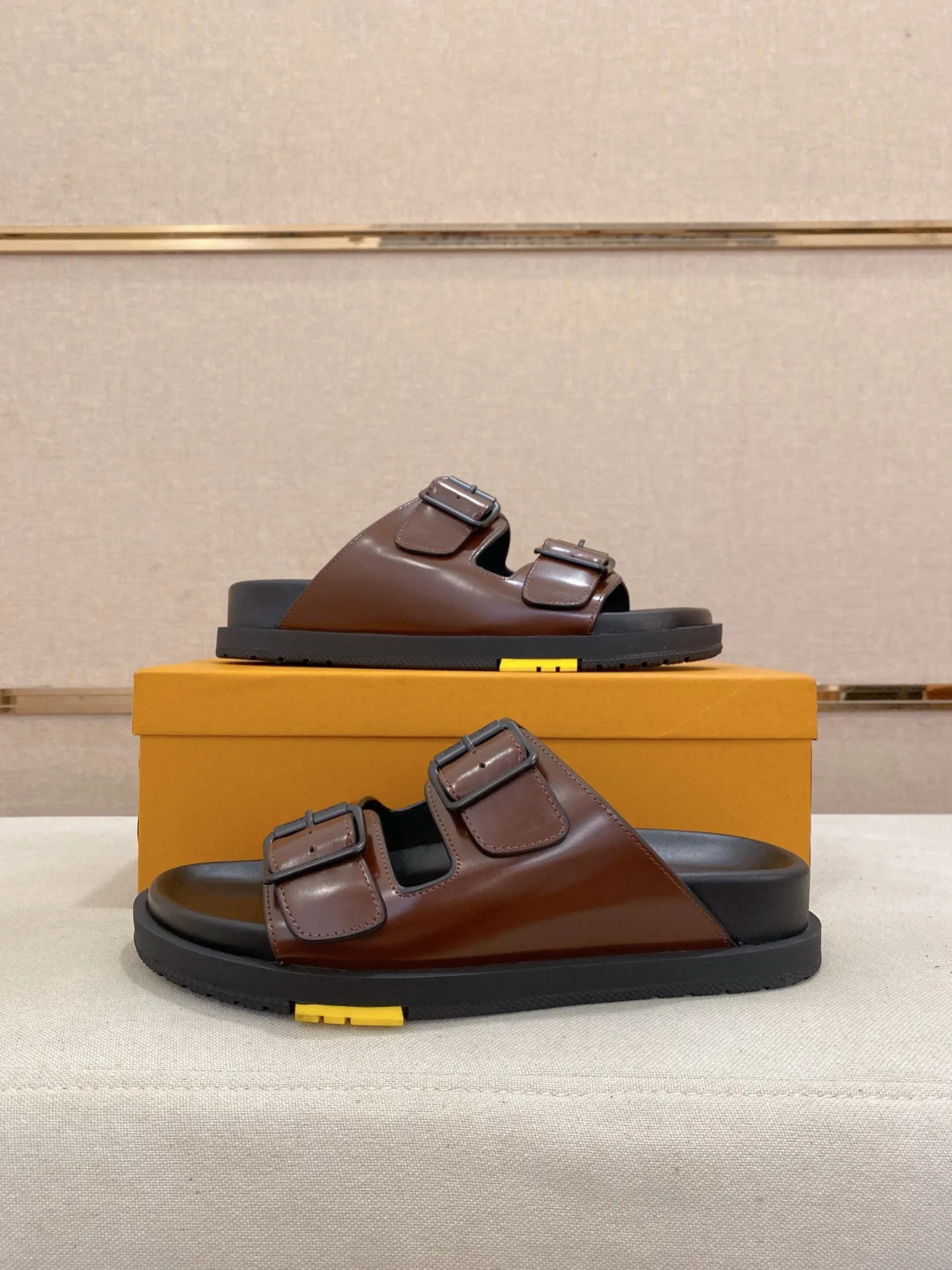 Factory price: 420💰Made by LV🔍Top purchasing agent. Men's spring and summer slippers are available at the same counter. The uppers are made of cowhide imported from Italy. High-quality craftsmanship, soles: original soles specially provided by the original factory, exclusive movable molded soles are super comfortable, original factory follow-up goods, 🔍🔍high quality, can be entered and exited the counter at will, welcome to compare, code number 38-44. Can be customized45